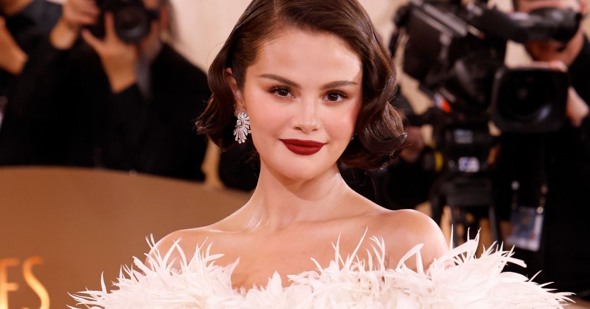 Selena Gomez&#8217;s Chanel Dress at the Golden Globes Took 320 Hours to Complete