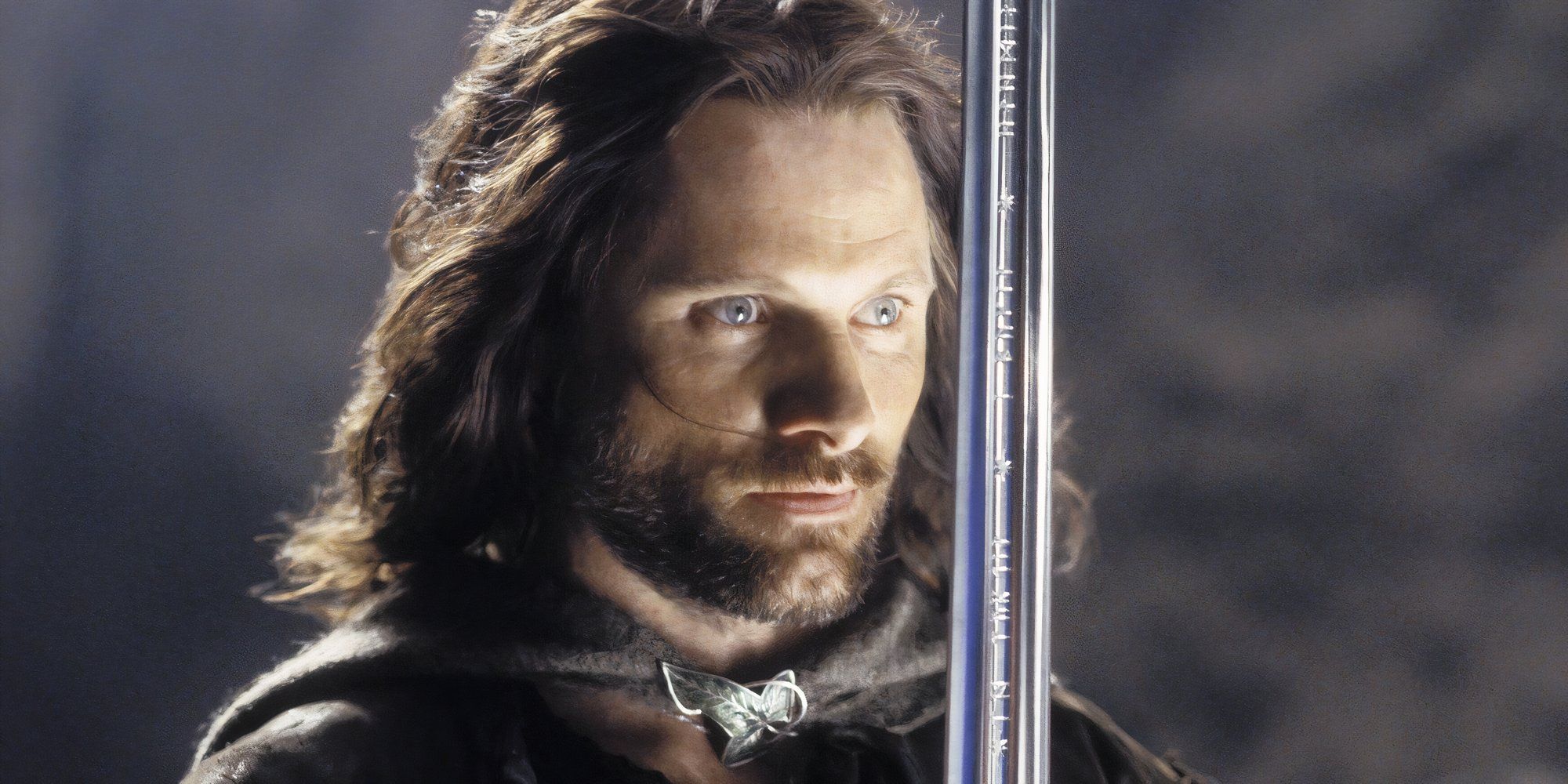 Aragorn empunhando Andúril, a Chama do Ocidente, durante a marcha sobre os Portões Negros