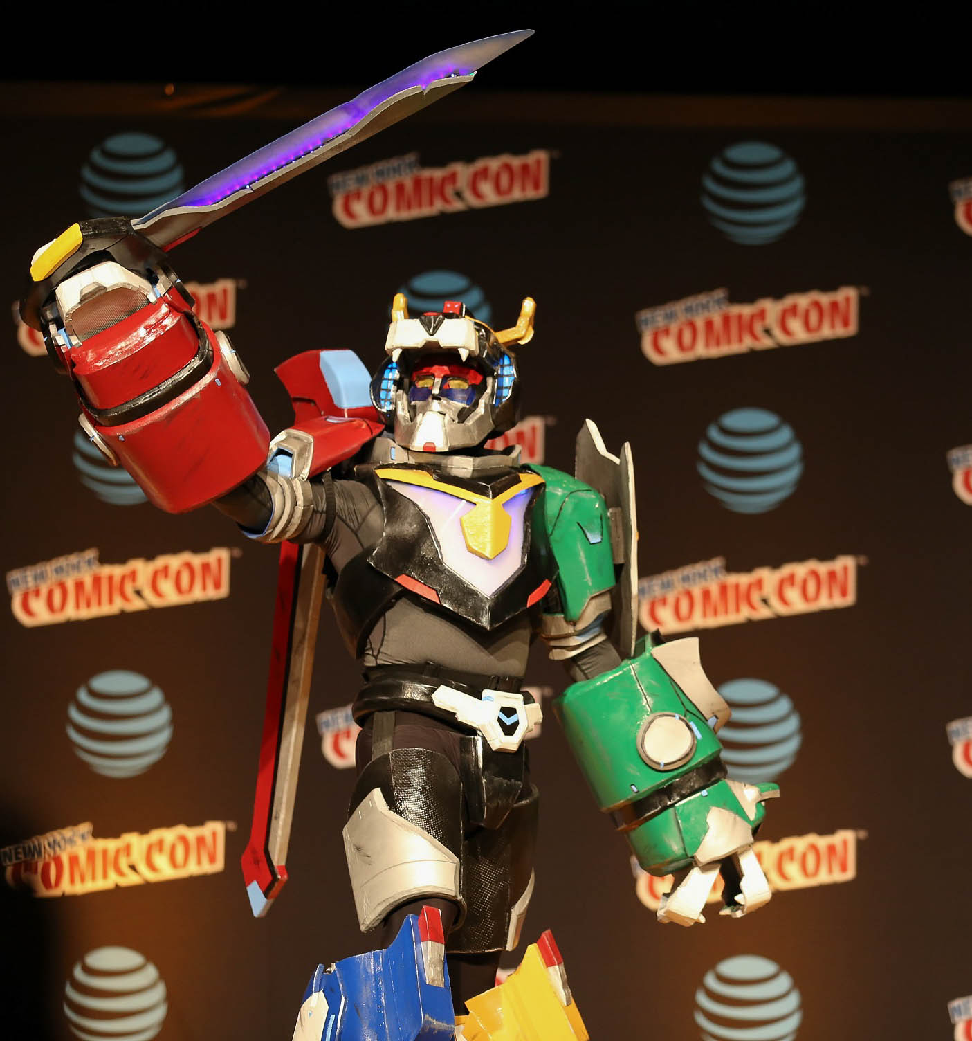 Réplica imponente do robô gigante Voltron