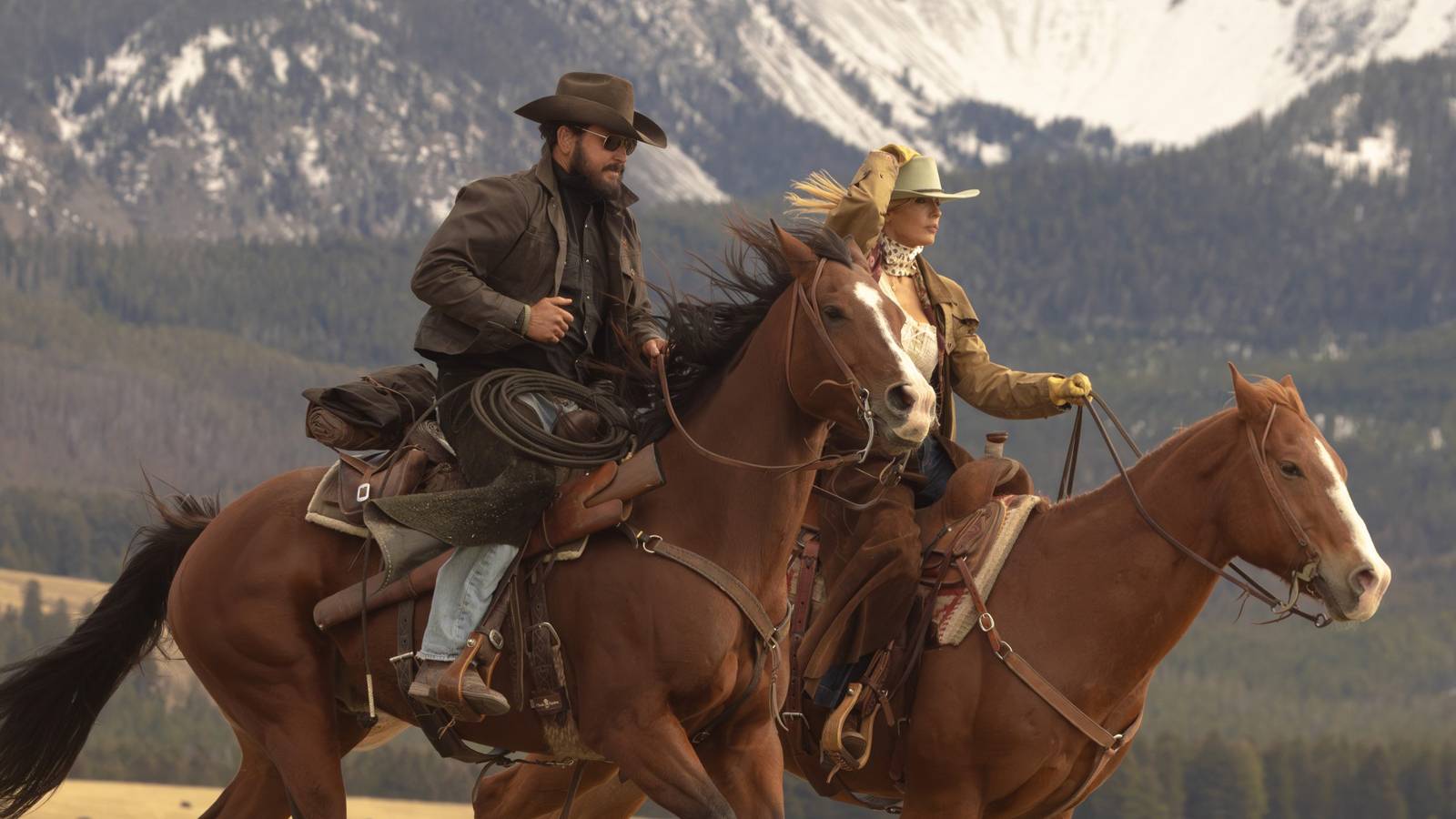 Cole Hauser e Kelly Reilly a cavalo como Rip e Beth em Dutton Ranch