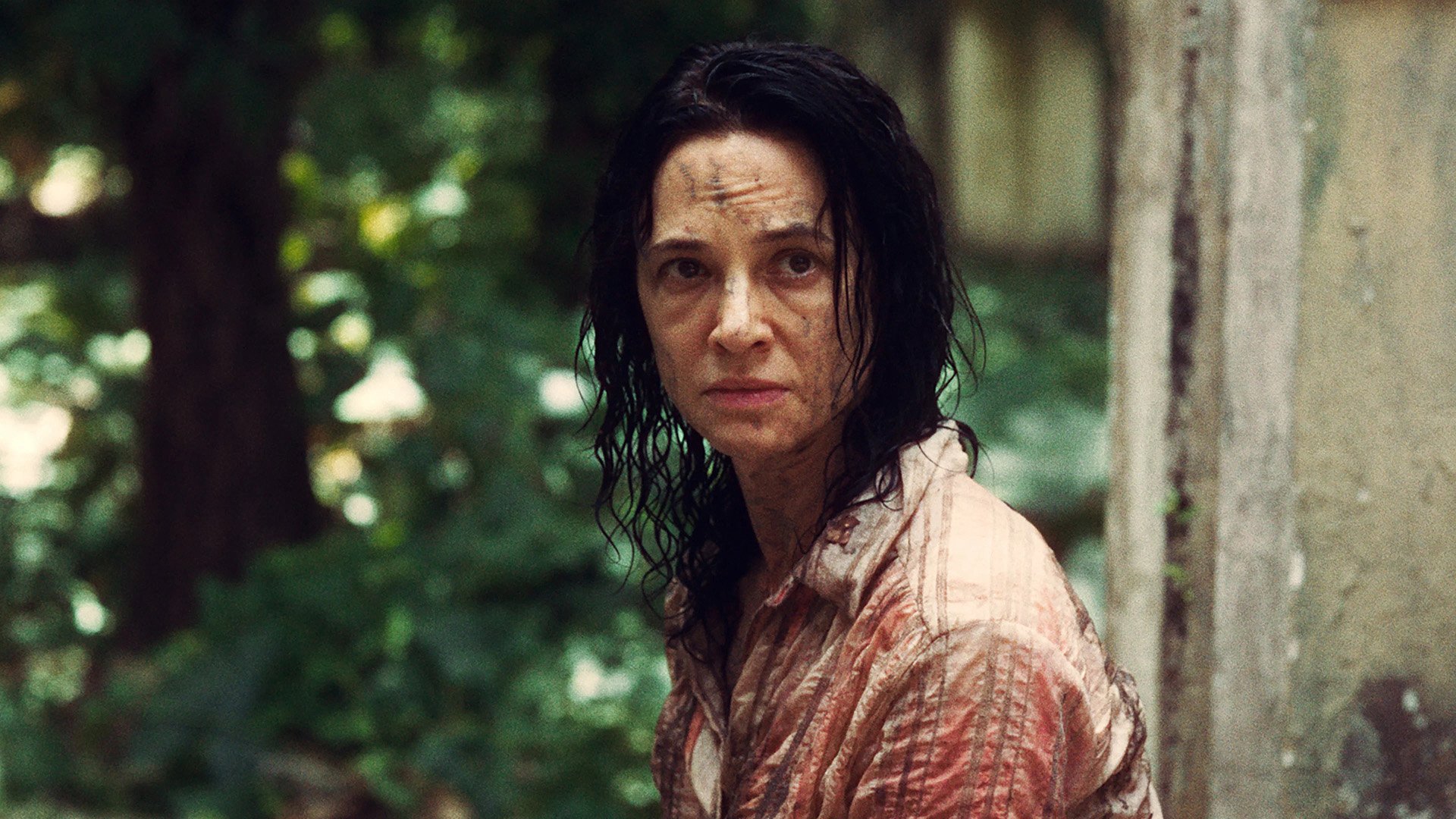 Scene from A Morte Não Tem Dono starring Asia Argento at a Venezuelan cocoa hacienda
