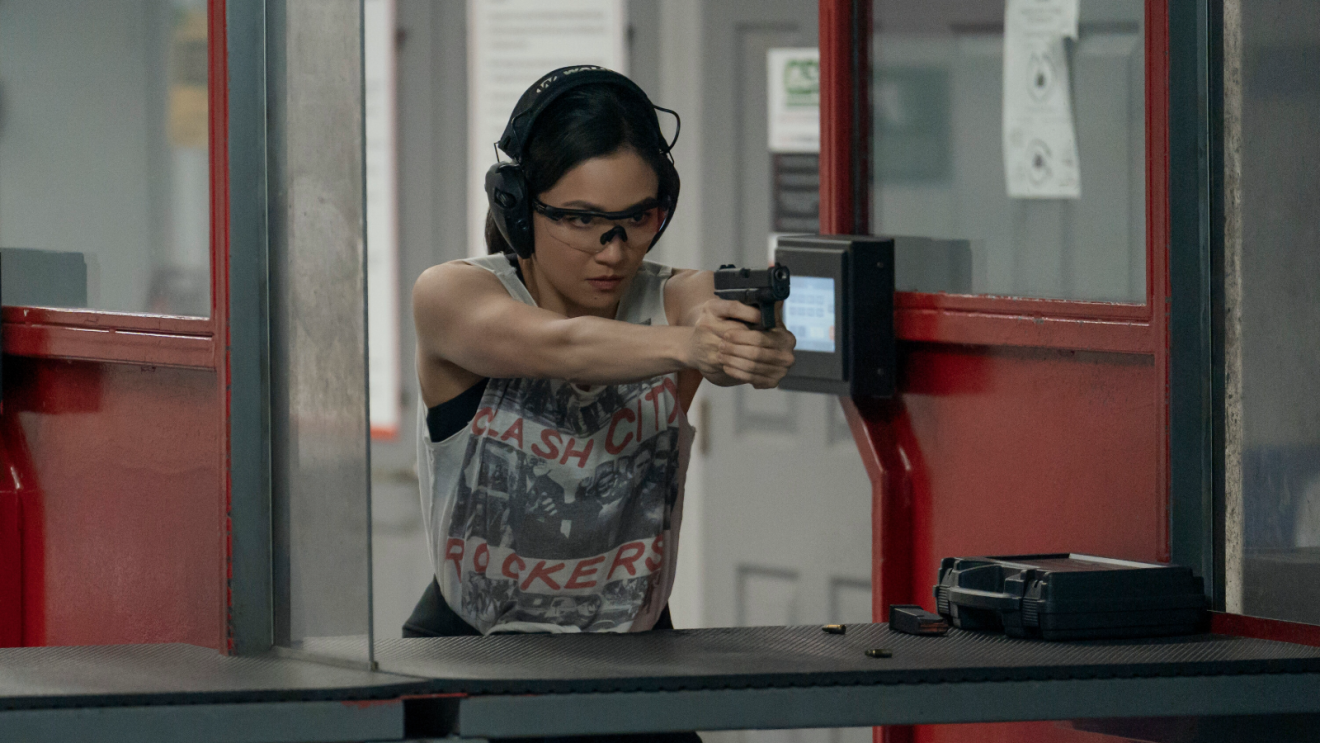Constance Wu como a jornalista Katie Buranek em The Terminal List
