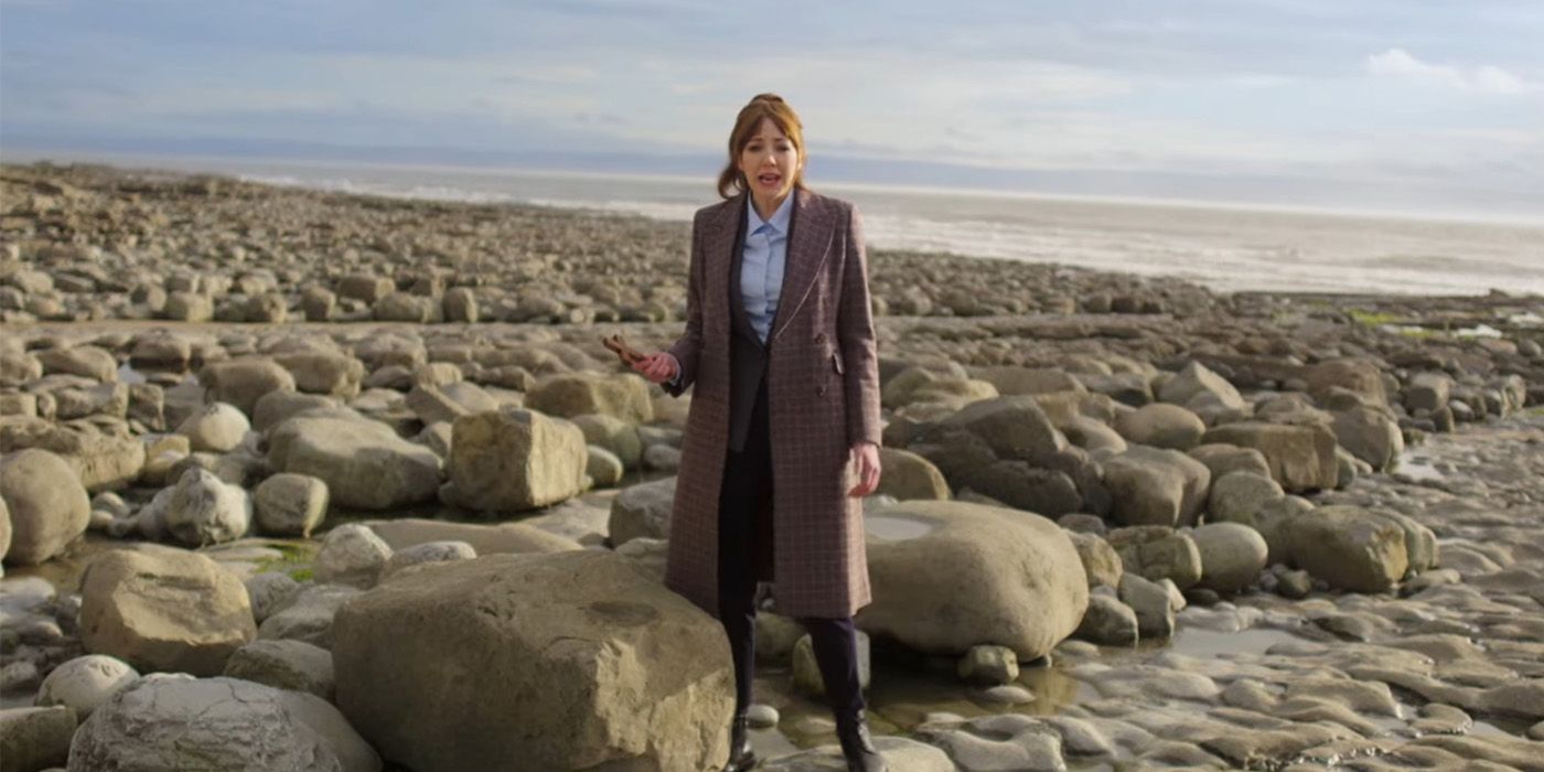 Philomena Cunk frente a un paisaje costero durante el rodaje de la serie documental cómica de BBC y Netflix