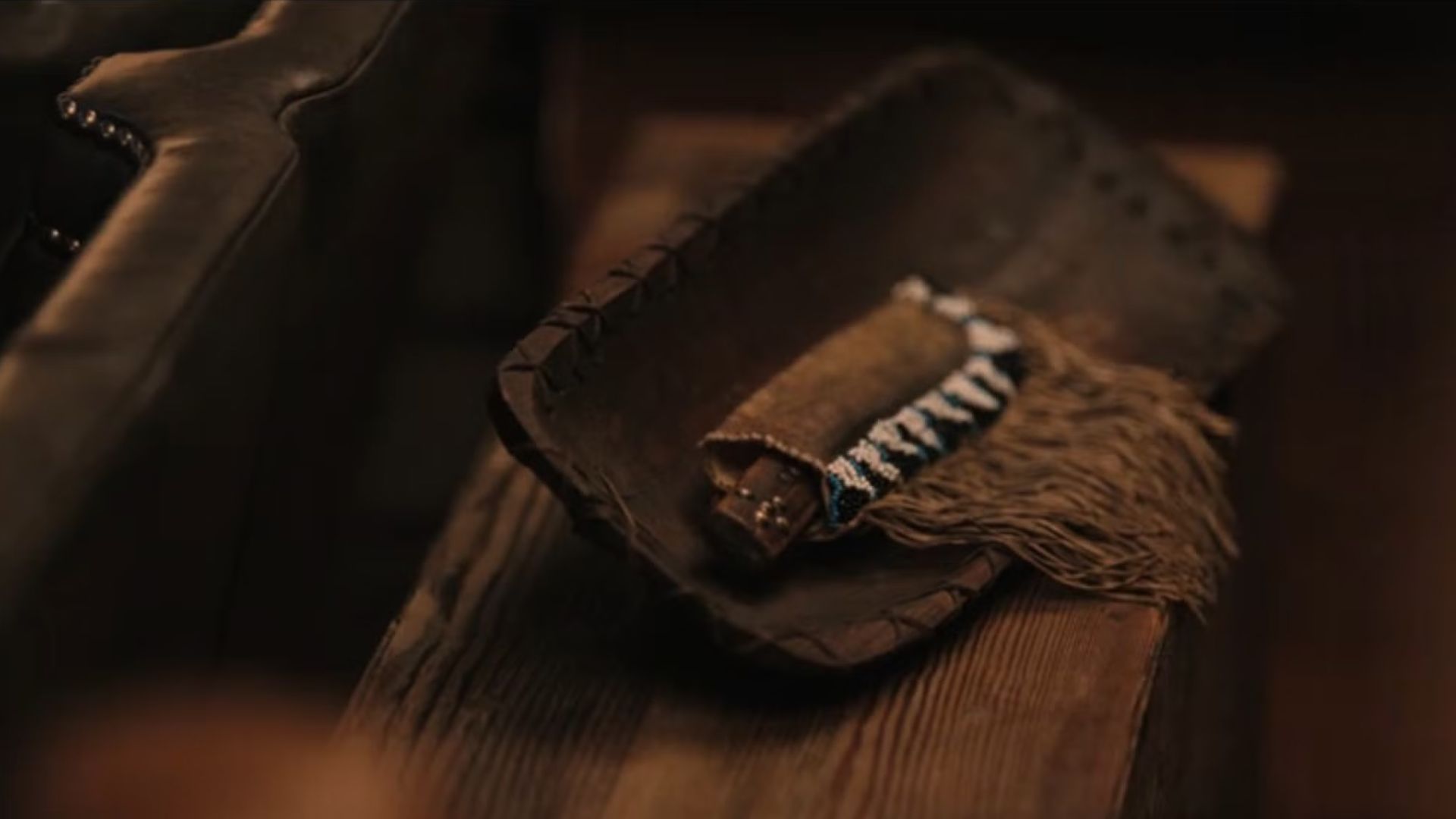 El histórico cuchillo de los Dutton con su funda tribal de cuero sobre la mesa de despacho