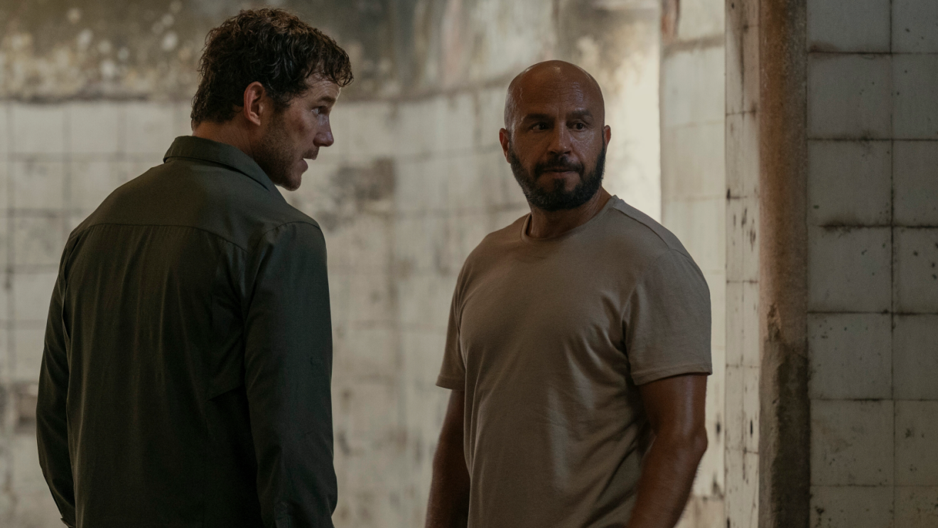 James Reece em cena de ação na segunda temporada de The Terminal List