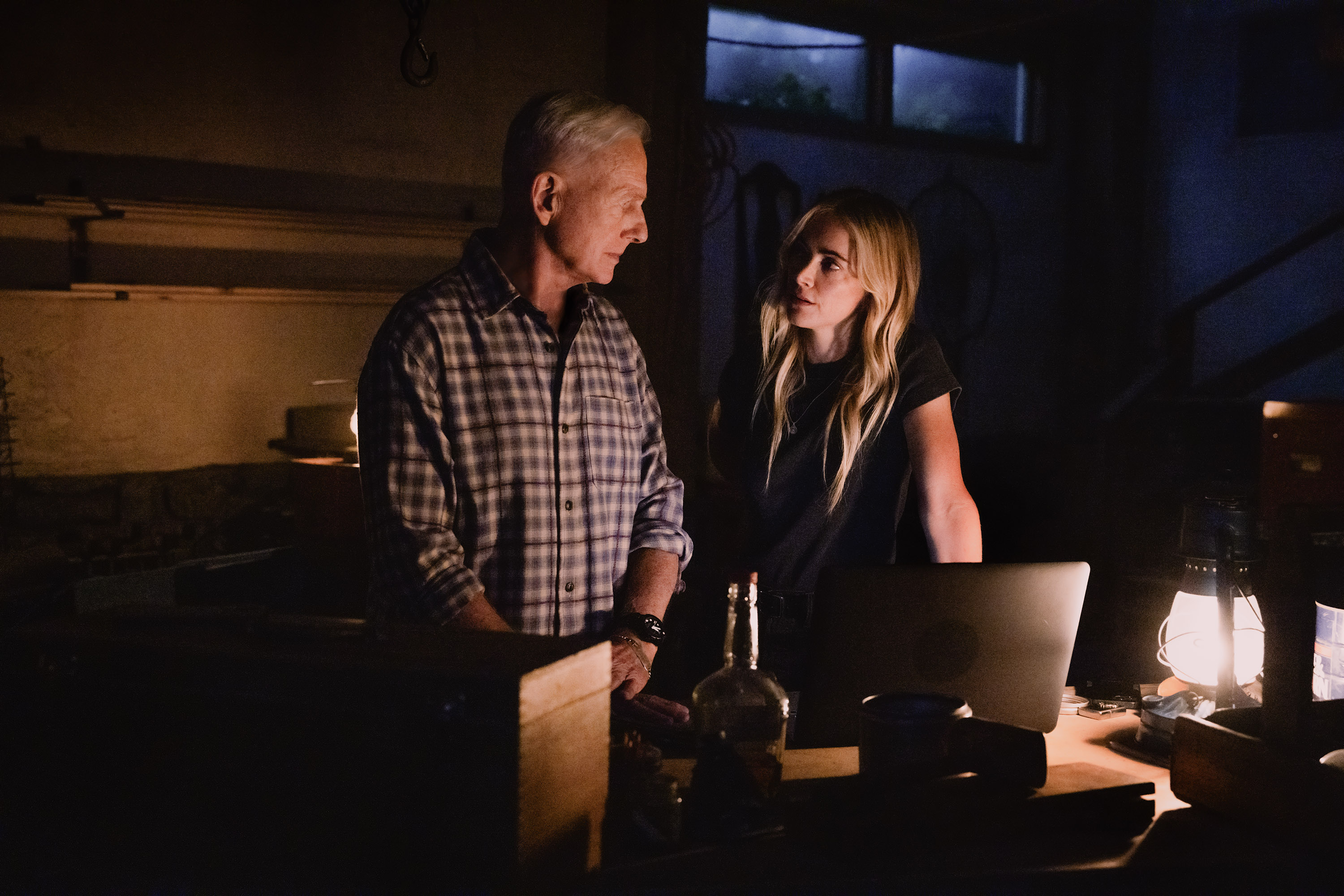 Mark Harmon como Leroy Jethro Gibbs e Emily Wickersham como Eleanor "Ellie" Bishop em cena do episódio "Shimmy Shimmy Ya" de NCIS: Origins