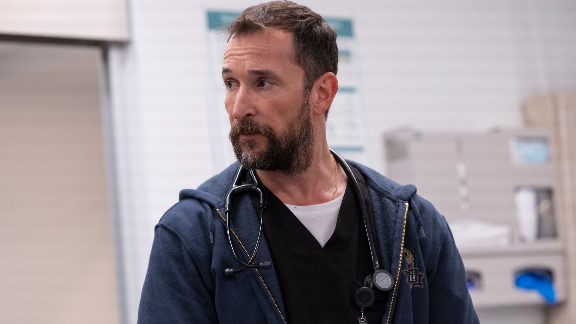 Noah Wyle interpreta o médico Robby Robinavitch na série The Pitt