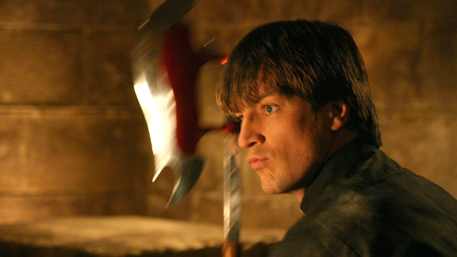 Caleb empunha a foice mágica nos momentos decisivos do confronto em Buffy