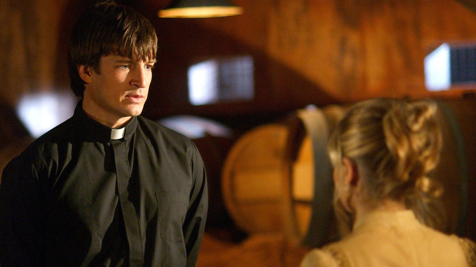Nathan Fillion caracterizado como o padre fanático Caleb em Buffy a Caça-Vampiros