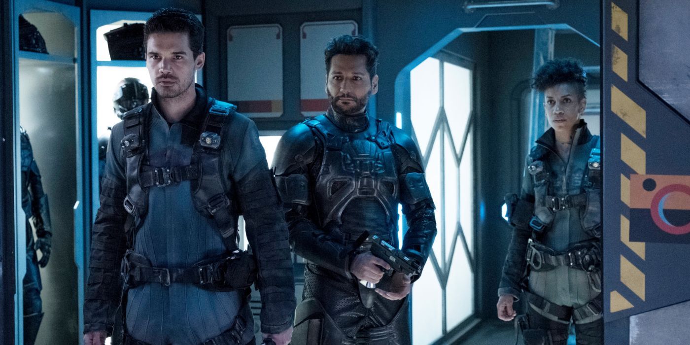 Holden, Naomi Nagata y Alex Kamal con trajes espaciales tras la destrucción del Canterbury en The Expanse