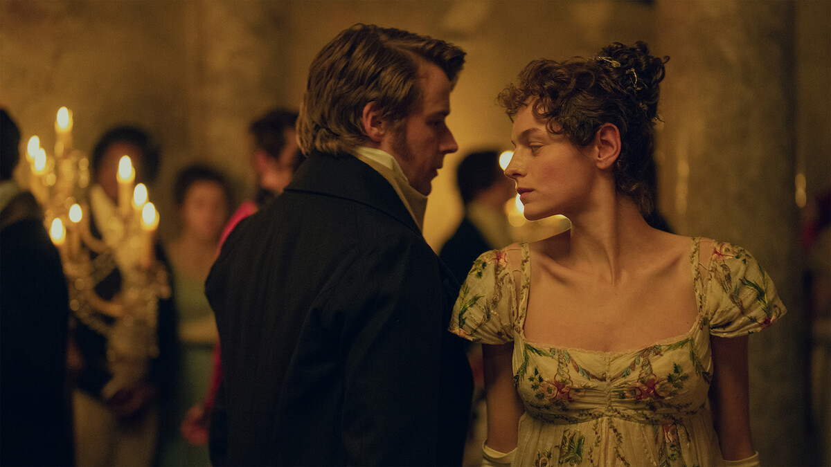Emma Corrin y Jack Lowden como Elizabeth Bennet y el señor Darcy