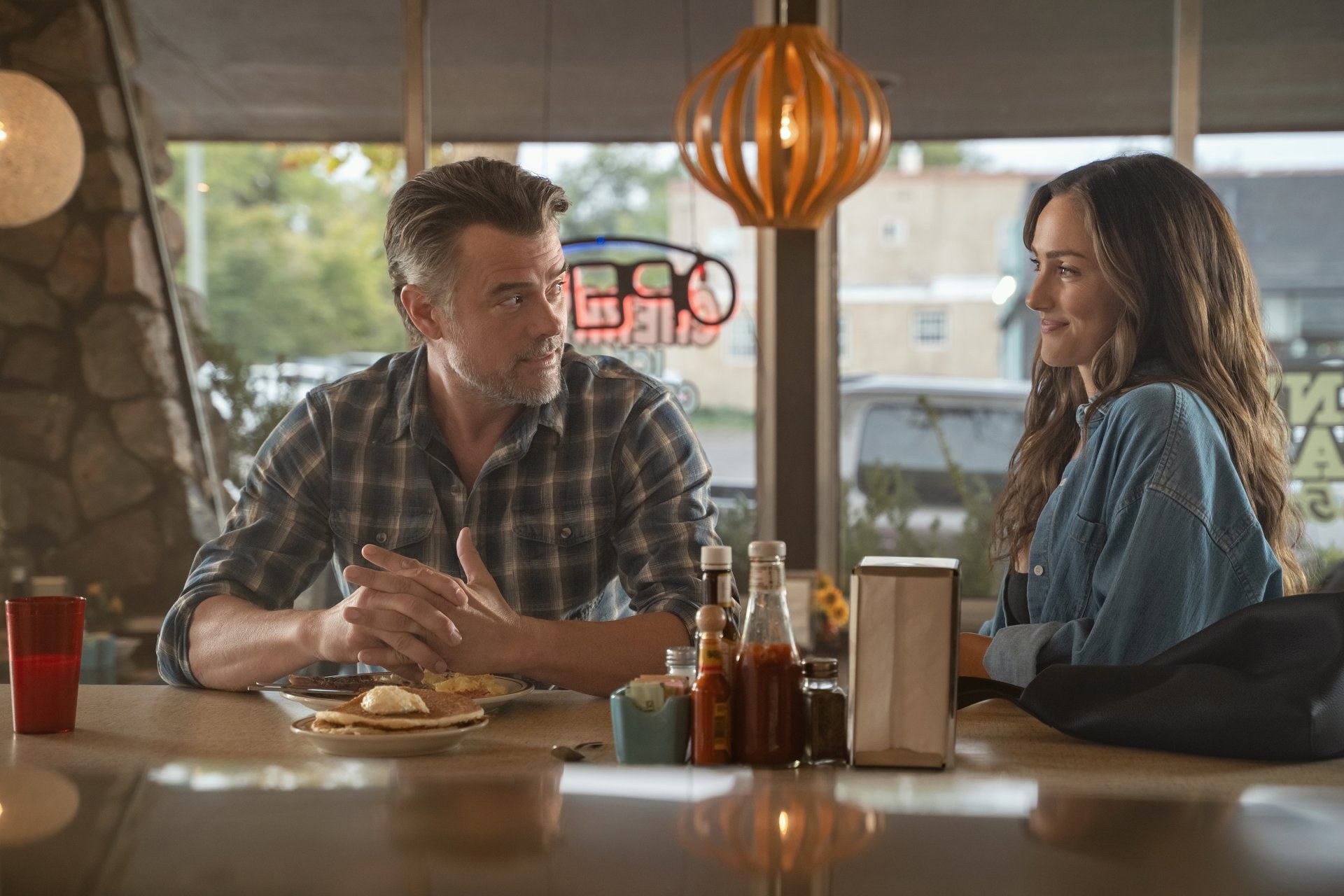 Josh Duhamel como Staten Kirkland e Minka Kelly como Quinn O'Grady em uma cena de Ransom Canyon da Netflix