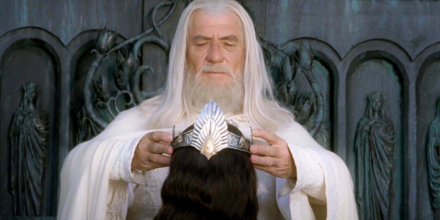 Gandalf coroando Aragorn diante da corte reunida de Gondor