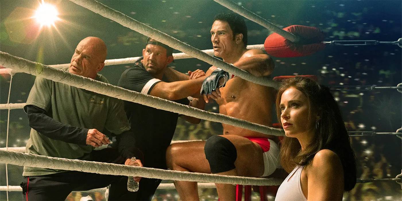 Dwayne Johnson como o lutador Mark Kerr ao lado de Emily Blunt em cena de The Smashing Machine