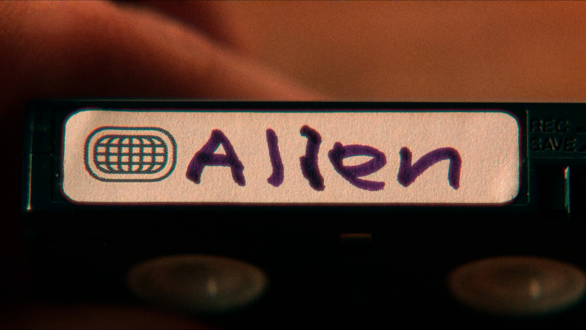 Etiqueta de uma fita VHS com o nome Allen, imagem promocional do filme da Netflix