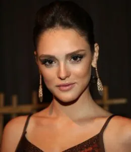 Com calma e boas escolhas, Isabelle Drummond é sucesso duradouro