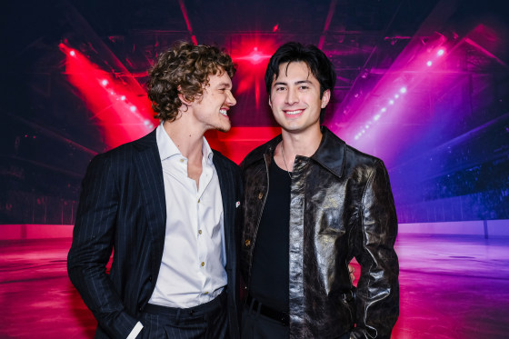 Atores de Heated Rivalry carregam Tocha Olímpica para os Jogos de Inverno 2026 Atores de Heated Rivalry carregam Tocha Olímpica para os Jogos de Inverno 2026