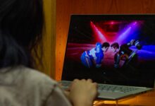 Série canadense 'Heated Rivalry' aquece debate sobre LGBTQ+ no hóquei