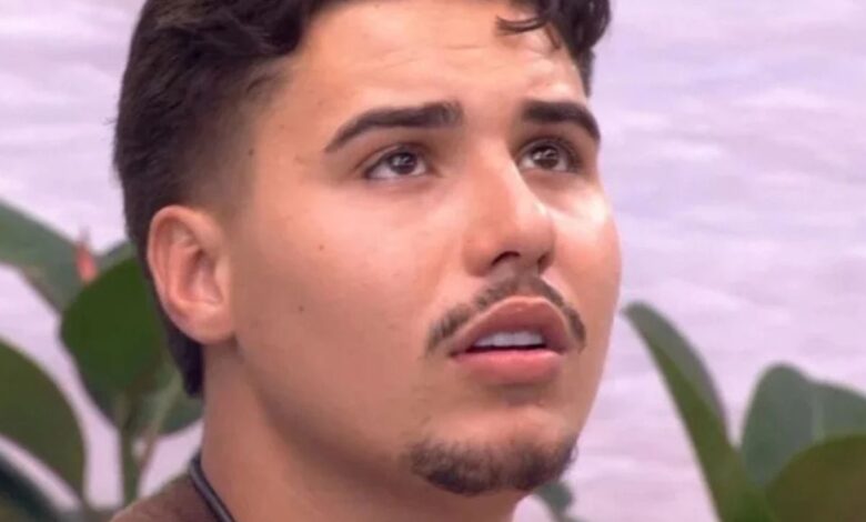 Ex-BBB 26 Pedro Henrique chega em casa desorientado e sem reconhecer família Ex-BBB 26 Pedro Henrique chega em casa desorientado e sem reconhecer família