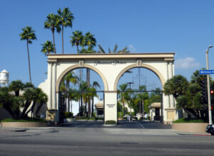Entrada do estúdio Paramount Pictures na Melrose Avenue, em Los Angeles, com palmeiras ao fundo.