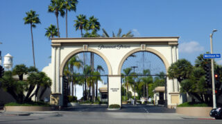 Entrada do estúdio Paramount Pictures na Melrose Avenue, em Los Angeles, com palmeiras ao fundo.