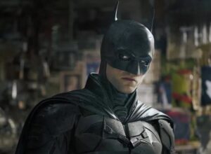 Robert Pattinson caracterizado como Batman em imagem do filme utilizada na publicação do CinePOP.