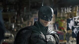 Robert Pattinson caracterizado como Batman em imagem do filme utilizada na publicação do CinePOP.